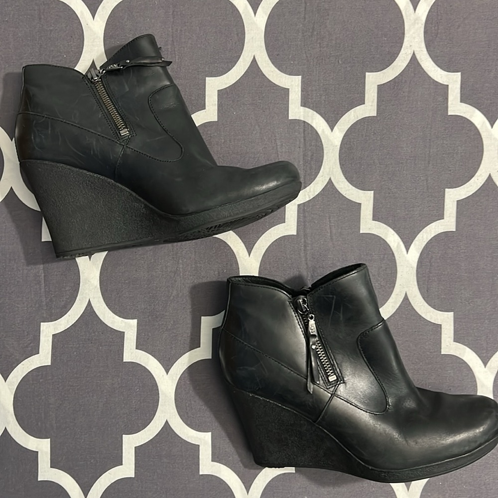 UGG Australia Meredith Black Leather Ankle Wedge
Boots #1009948 Women’s Size 9
